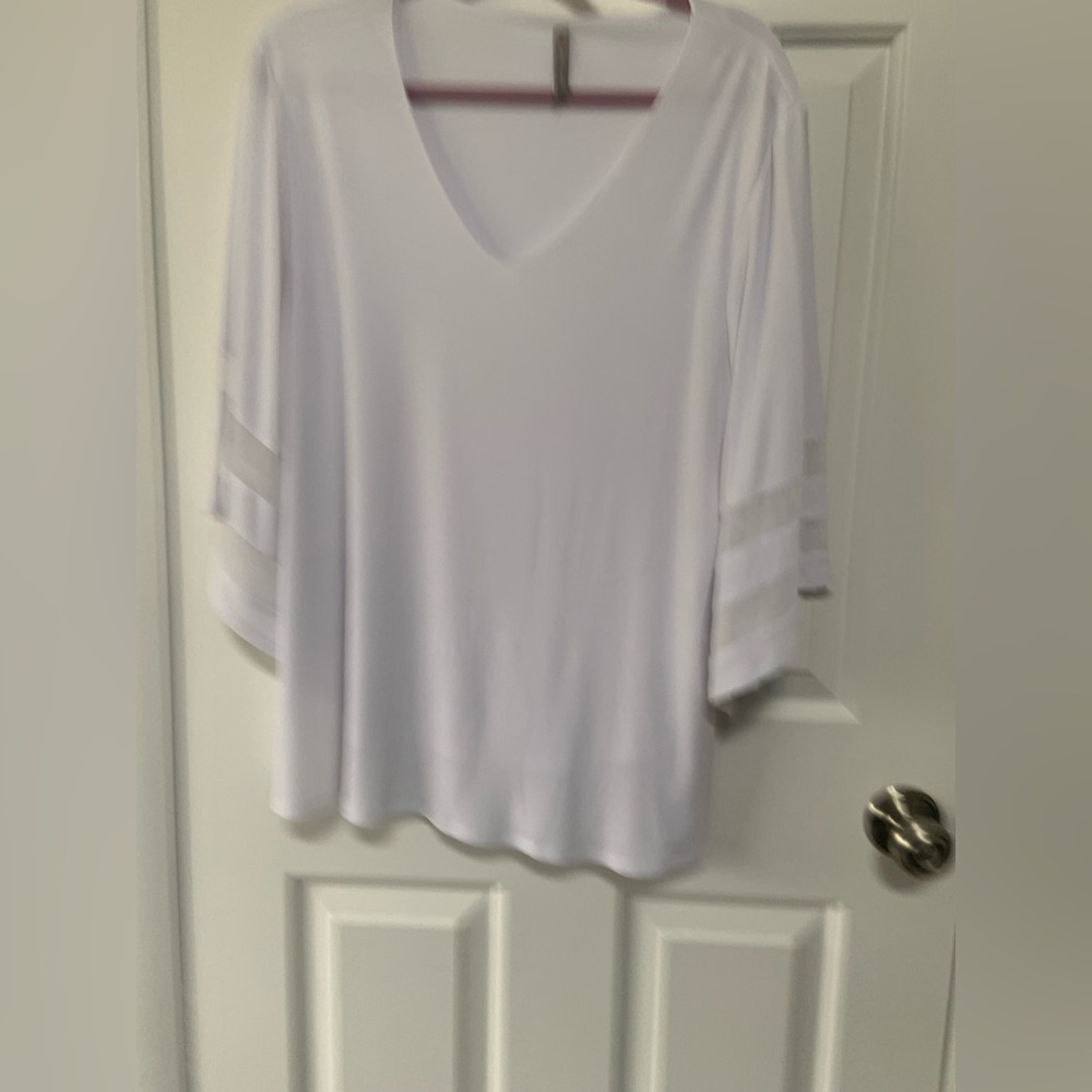 Women’s White V-Neck Elbow Sleeve Top